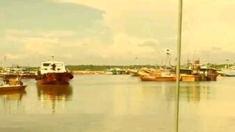 鏟車助推8200噸散貨船“遠景發展”氣囊上排下水，吉水接水順利