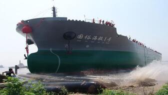 8200噸散貨船“遠(yuǎn)景發(fā)展”氣囊上排下水紀(jì)實