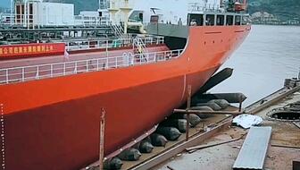 創(chuàng)新技術(shù)顯威力 鏟車(chē)助推8200噸散貨船“遠(yuǎn)景發(fā)展”號(hào)氣囊上排下水圓滿(mǎn)成功